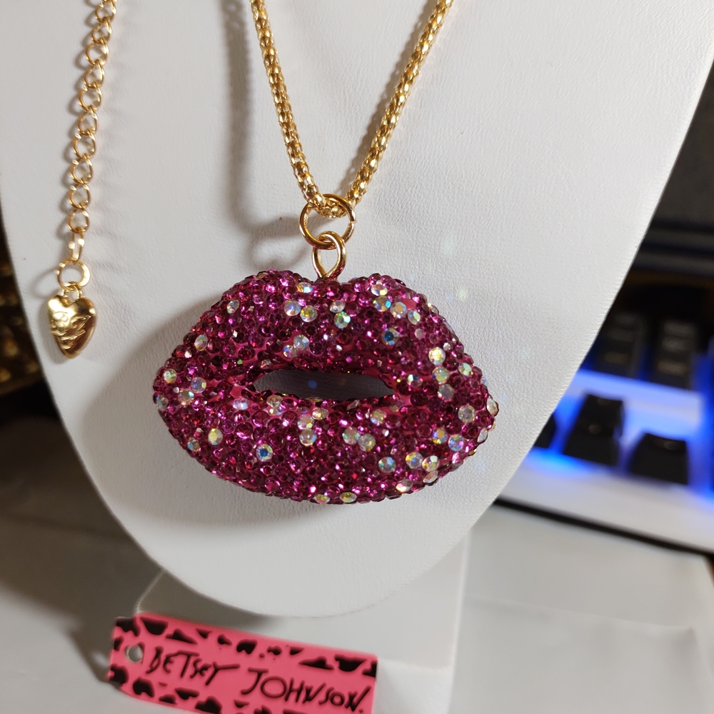 (NEW ITEM) Betsey Johnson Fuchsia Lip Pendant Necklace